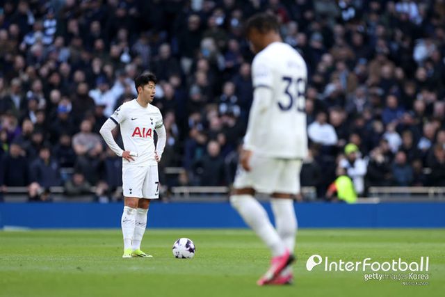 [사진=게티이미지]&nbsp;토트넘 훗스퍼는 3일 오전 0시 영국 런던에 위치한 토트넘 훗스퍼 스타디움에서 열린&nbsp;2023-24시즌 프리미어리그(PL) 27라운드에서 크리스탈 팰리스에 3-1로 승리했다. 이로써 토트넘은 15승 5무 6패(승점 50)로 리그 5위에, 팰리스는 7승 7무 13패(승점 28)로 리그 14위에 위치하게 됐다.