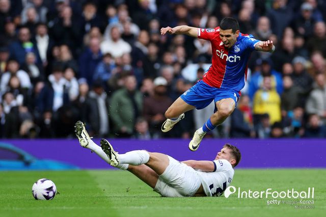 [사진=게티이미지]&nbsp;토트넘 훗스퍼는 3일 오전 0시 영국 런던에 위치한 토트넘 훗스퍼 스타디움에서 열린&nbsp;2023-24시즌 프리미어리그(PL) 27라운드에서 크리스탈 팰리스에 3-1로 승리했다. 이로써 토트넘은 15승 5무 6패(승점 50)로 리그 5위에, 팰리스는 7승 7무 13패(승점 28)로 리그 14위에 위치하게 됐다.
