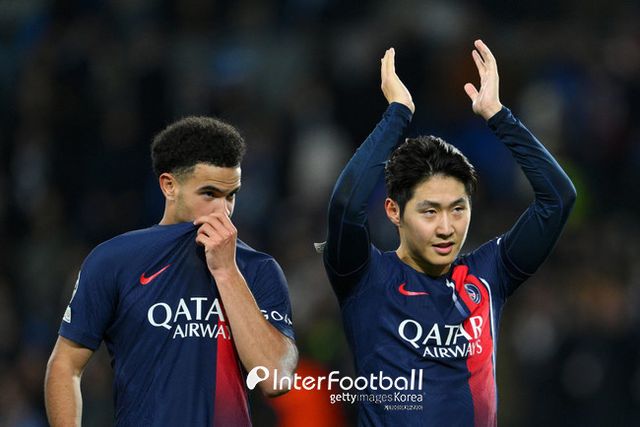 [사진=게티이미지]&nbsp;마르세유전 후반 교체 투입한 이강인을 두고&nbsp;프랑스 ‘풋 메르카토’는 “ 수적 열세를 최소화하기 위해 자신의 역할을 다했다. 제 역할을 하는 법을 알고 있었다”고 준수한 평가를 내놓았다.&nbsp;프랑스 ‘유로 스포츠’는 "후반 탁구와 같은 치열한 양상에서 이강인을 많이 볼 수 없었다. 이강인의 능력을 잘 보여주지 못했다”고 평가를 하기도 했다.&nbsp;