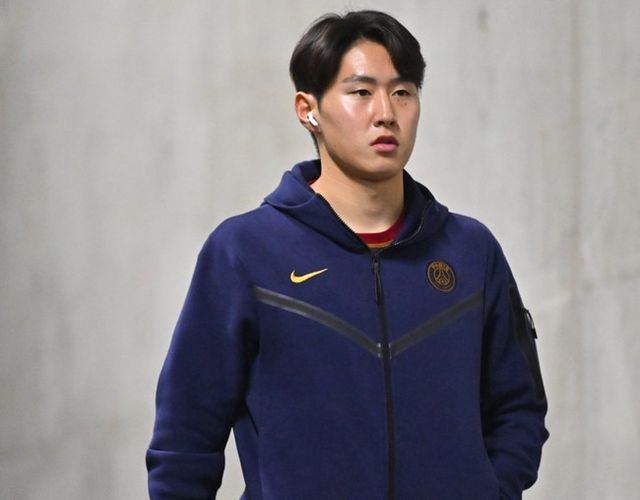 [사진=파리 생제르맹] 마르세유전 후반 교체 투입한 이강인을 두고&nbsp;프랑스 ‘풋 메르카토’는 “ 수적 열세를 최소화하기 위해 자신의 역할을 다했다. 제 역할을 하는 법을 알고 있었다”고 준수한 평가를 내놓았다.&nbsp;프랑스 ‘유로 스포츠’는 "후반 탁구와 같은 치열한 양상에서 이강인을 많이 볼 수 없었다. 이강인의 능력을 잘 보여주지 못했다”고 평가를 하기도 했다.&nbsp;