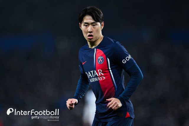 [사진=게티이미지]&nbsp;마르세유전 후반 교체 투입한 이강인을 두고&nbsp;프랑스 ‘풋 메르카토’는 “ 수적 열세를 최소화하기 위해 자신의 역할을 다했다. 제 역할을 하는 법을 알고 있었다”고 준수한 평가를 내놓았다.&nbsp;프랑스 ‘유로 스포츠’는 "후반 탁구와 같은 치열한 양상에서 이강인을 많이 볼 수 없었다. 이강인의 능력을 잘 보여주지 못했다”고 평가를 하기도 했다.&nbsp;