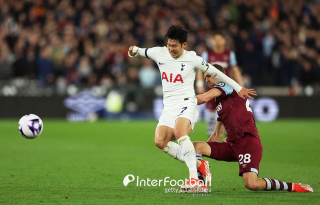 [사진=게티이미지]&nbsp;손흥민이 토트넘 훗스퍼 400번째 경기를 치렀다. 토트넘은 3일 오전 4시 45분(한국시간) 영국 런던에 위치한 런던 스타디움에서 열린&nbsp;2023-24시즌 프리미어리그(PL) 31라운드에서 웨스트햄 유나이티드와 1-1로 비겼다.&nbsp;토트넘은 승점 57점에 도달하며 5위에 올랐다. 4위 아스톤 빌라와 승점 차이는 2점이다.&nbsp;