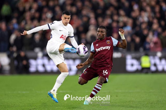 [사진=게티이미지]&nbsp;손흥민이 토트넘 훗스퍼 400번째 경기를 치렀다. 토트넘은 3일 오전 4시 45분(한국시간) 영국 런던에 위치한 런던 스타디움에서 열린&nbsp;2023-24시즌 프리미어리그(PL) 31라운드에서 웨스트햄 유나이티드와 1-1로 비겼다.&nbsp;토트넘은 승점 57점에 도달하며 5위에 올랐다. 4위 아스톤 빌라와 승점 차이는 2점이다.&nbsp;