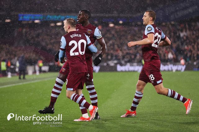 [사진=게티이미지]&nbsp;토트넘은 3일 오전 4시 45분(한국시간) 영국 런던에 위치한 런던 스타디움에서 열린&nbsp;2023-24시즌 프리미어리그(PL) 31라운드에서 웨스트햄 유나이티드와 1-1로 비겼다.&nbsp;토트넘은 승점 57점에 도달하며 5위에 머물렀다. 4위 아스톤 빌라와 승점 차이는 2점이다. 빌라는 4일 맨체스터 시티와 격돌한다.