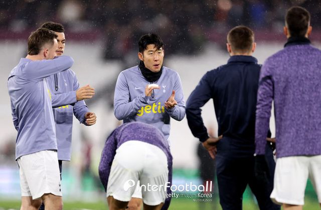 [사진=게티이미지]&nbsp;토트넘 훗스퍼는&nbsp;3일 오전 4시 45분(한국시간) 영국 런던에 위치한 런던 스타디움에서 열린&nbsp;2023-24시즌 프리미어리그(PL) 31라운드에서 웨스트햄 유나이티드와 1-1로 비겼다.&nbsp;토트넘은 승점 57점에 도달하며 5위에 머물렀다. 이날 경기 선발 출전해 풀타임을 소화한 손흥민은 토트넘 통산 400경기 금자탑을 쌓았지만, 이렇다 할 모습을 보여주지 못했다.&nbsp;