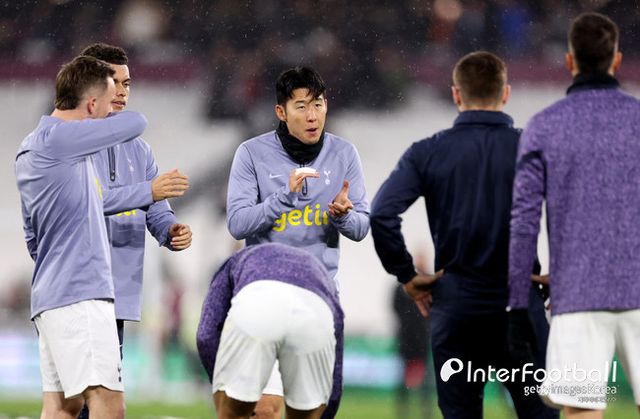 [사진=게티이미지]&nbsp;토트넘은 3일 오전 4시 45분(한국시간) 영국 런던에 위치한 런던 스타디움에서 열린&nbsp;2023-24시즌 프리미어리그(PL) 31라운드에서 웨스트햄 유나이티드와 1-1로 비겼다.&nbsp;토트넘은 승점 57점에 도달하며 5위에 머물렀다. 4위 아스톤 빌라와 승점 차이는 2점이다. 빌라는 4일 맨체스터 시티와 격돌한다.