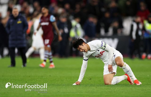 [사진=게티이미지]&nbsp;토트넘 훗스퍼는&nbsp;3일 오전 4시 45분(한국시간) 영국 런던에 위치한 런던 스타디움에서 열린&nbsp;2023-24시즌 프리미어리그(PL) 31라운드에서 웨스트햄 유나이티드와 1-1로 비겼다.&nbsp;토트넘은 승점 57점에 도달하며 5위에 머물렀다. 이날 경기 선발 출전해 풀타임을 소화한 손흥민은 토트넘 통산 400경기 금자탑을 쌓았지만, 이렇다 할 모습을 보여주지 못했다.&nbsp;