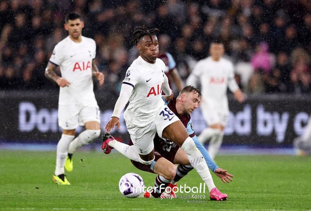 [사진=게티이미지]&nbsp;손흥민이 토트넘 훗스퍼 400번째 경기를 치렀다. 토트넘은 3일 오전 4시 45분(한국시간) 영국 런던에 위치한 런던 스타디움에서 열린&nbsp;2023-24시즌 프리미어리그(PL) 31라운드에서 웨스트햄 유나이티드와 1-1로 비겼다.&nbsp;토트넘은 승점 57점에 도달하며 5위에 올랐다. 4위 아스톤 빌라와 승점 차이는 2점이다.&nbsp;