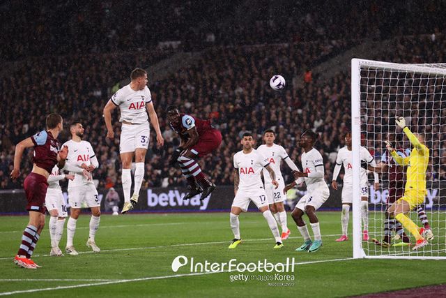 [사진=게티이미지]&nbsp;손흥민이 토트넘 훗스퍼 400번째 경기를 치렀다. 토트넘은 3일 오전 4시 45분(한국시간) 영국 런던에 위치한 런던 스타디움에서 열린&nbsp;2023-24시즌 프리미어리그(PL) 31라운드에서 웨스트햄 유나이티드와 1-1로 비겼다.&nbsp;토트넘은 승점 57점에 도달하며 5위에 올랐다. 4위 아스톤 빌라와 승점 차이는 2점이다.&nbsp;