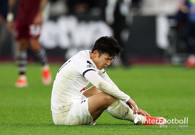 [사진=게티이미지]&nbsp;토트넘 훗스퍼는&nbsp;3일 오전 4시 45분(한국시간) 영국 런던에 위치한 런던 스타디움에서 열린&nbsp;2023-24시즌 프리미어리그(PL) 31라운드에서 웨스트햄 유나이티드와 1-1로 비겼다.&nbsp;토트넘은 승점 57점에 도달하며 5위에 머물렀다. 이날 경기 선발 출전해 풀타임을 소화한 손흥민은 토트넘 통산 400경기 금자탑을 쌓았지만, 이렇다 할 모습을 보여주지 못했다.&nbsp;