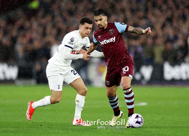 [사진=게티이미지]&nbsp;손흥민이 토트넘 훗스퍼 400번째 경기를 치렀다. 토트넘은 3일 오전 4시 45분(한국시간) 영국 런던에 위치한 런던 스타디움에서 열린&nbsp;2023-24시즌 프리미어리그(PL) 31라운드에서 웨스트햄 유나이티드와 1-1로 비겼다.&nbsp;토트넘은 승점 57점에 도달하며 5위에 올랐다. 4위 아스톤 빌라와 승점 차이는 2점이다.&nbsp;