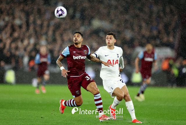 [사진=게티이미지]&nbsp;손흥민이 토트넘 훗스퍼 400번째 경기를 치렀다. 토트넘은 3일 오전 4시 45분(한국시간) 영국 런던에 위치한 런던 스타디움에서 열린&nbsp;2023-24시즌 프리미어리그(PL) 31라운드에서 웨스트햄 유나이티드와 1-1로 비겼다.&nbsp;토트넘은 승점 57점에 도달하며 5위에 올랐다. 4위 아스톤 빌라와 승점 차이는 2점이다.&nbsp;