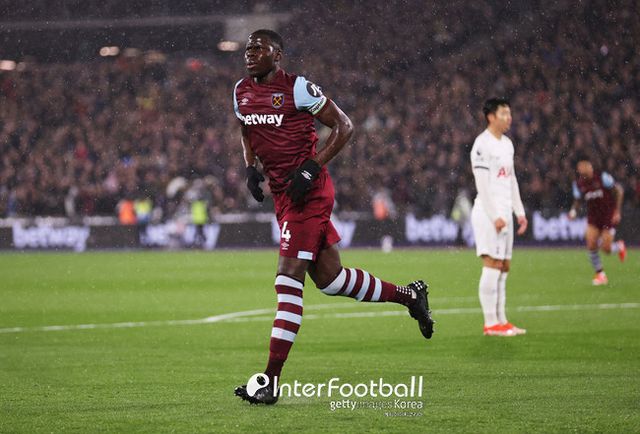 [사진=게티이미지]&nbsp;손흥민이 토트넘 훗스퍼 400번째 경기를 치렀다. 토트넘은 3일 오전 4시 45분(한국시간) 영국 런던에 위치한 런던 스타디움에서 열린&nbsp;2023-24시즌 프리미어리그(PL) 31라운드에서 웨스트햄 유나이티드와 1-1로 비겼다.&nbsp;토트넘은 승점 57점에 도달하며 5위에 올랐다. 4위 아스톤 빌라와 승점 차이는 2점이다.&nbsp;