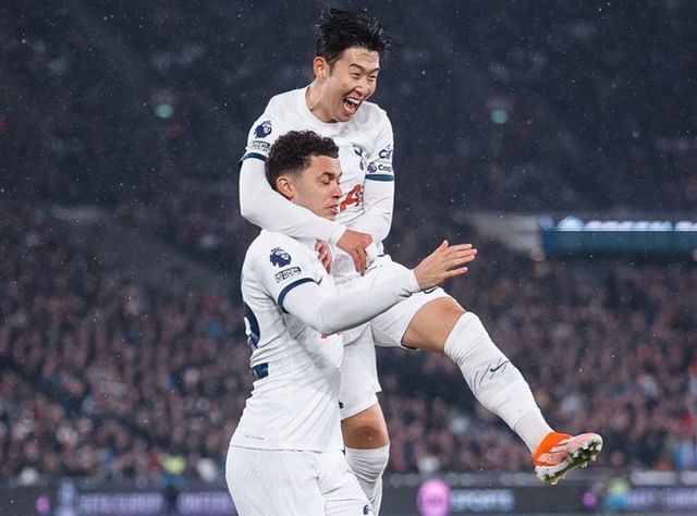 [사진=토트넘 훗스퍼] 손흥민이 토트넘 훗스퍼 400번째 경기를 치렀다. 토트넘은 3일 오전 4시 45분(한국시간) 영국 런던에 위치한 런던 스타디움에서 열린&nbsp;2023-24시즌 프리미어리그(PL) 31라운드에서 웨스트햄 유나이티드와 1-1로 비겼다.&nbsp;토트넘은 승점 57점에 도달하며 5위에 올랐다. 4위 아스톤 빌라와 승점 차이는 2점이다.&nbsp;