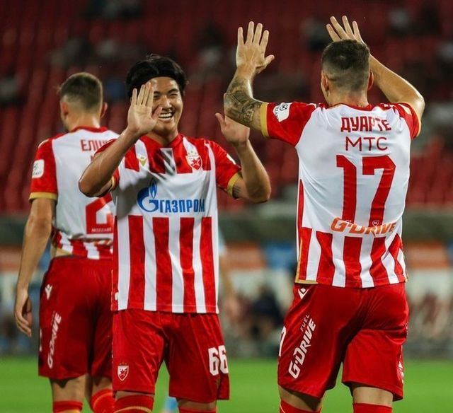 사진=즈베즈다.&nbsp;츠르베나 즈베즈다는 21일 오전 4시(한국시간) 노르웨이 보되에 위치한 아스미라 스타디온에서 열린 2024-25시즌 유럽축구연맹(UEFA) 챔피언스리그(UCL) 플레이오프 1차전에서 보되에 1-2로 패배했다. 황인범과 설영우는 풀타임을 소화했고 황인범은 절묘한 크로스로 만회골을 도왔다.