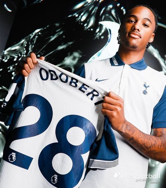 [사진=토트넘 훗스퍼] 스코틀랜드 국가대표 출신 크레이그 벌리와 영국 '풋볼 365'가 레스터 시티전에서 선발로 나선 손흥민을 강하게 비판했다. "손흥민은 오만했다", "손흥민 대신 유망주 오도베르를 쓰는 게 낫다, 선발에서 빼야 한다"고 주장을 하면서 근거 없는 비판으로 손흥민 흔들기에 나섰다. 손흥민은 레스터전 이후 후배들을 독려하며 성숙한 인터뷰를 했다.&nbsp;