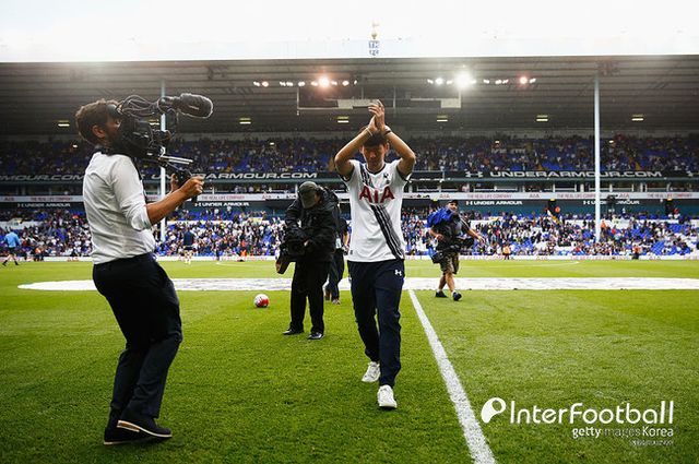 [사진=게티이미지]&nbsp;토트넘은 29일 구단 공식 SNS 채널을 통해 "2015→2024, 우리 주장의 과거와 지금!"이라는 문구와 함께 2015년 8월 28일 입단한 손흥민의 9주년을 축하했다. 토트넘은 손흥민이&nbsp;2015년 처음으로 토트넘 훗스퍼 풋볼 클럽 트레이닝 그라운드 센터 앞에서 찍은 사진과, 같은 장소에서 올 시즌 촬영한 사진 두 장을 공유했다.