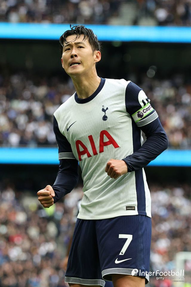 [사진=게티이미지]&nbsp;토트넘은 29일 구단 공식 SNS 채널을 통해 "2015→2024, 우리 주장의 과거와 지금!"이라는 문구와 함께 2015년 8월 28일 입단한 손흥민의 9주년을 축하했다. 토트넘은 손흥민이&nbsp;2015년 처음으로 토트넘 훗스퍼 풋볼 클럽 트레이닝 그라운드 센터 앞에서 찍은 사진과, 같은 장소에서 올 시즌 촬영한 사진 두 장을 공유했다.