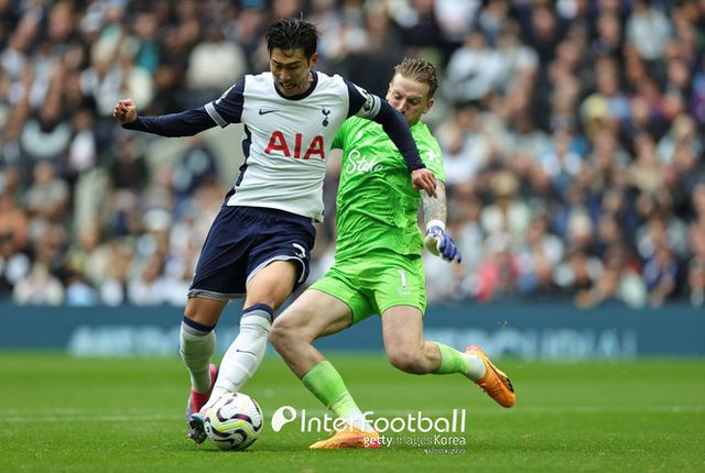 [사진=게티이미지]&nbsp;토트넘은 29일 구단 공식 SNS 채널을 통해 "2015→2024, 우리 주장의 과거와 지금!"이라는 문구와 함께 2015년 8월 28일 입단한 손흥민의 9주년을 축하했다. 토트넘은 손흥민이&nbsp;2015년 처음으로 토트넘 훗스퍼 풋볼 클럽 트레이닝 그라운드 센터 앞에서 찍은 사진과, 같은 장소에서 올 시즌 촬영한 사진 두 장을 공유했다.