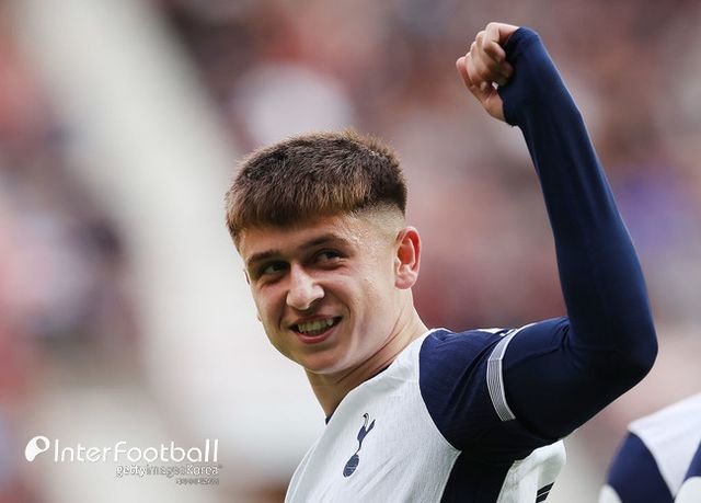 사진=게티 이미지/포스테코글루 감독은 “무어가 준비가 되지 않았다는 주장에 동의하지 않는다. 손흥민의 상태와 함께 지켜보겠다. 오도베르, 히샬리송이 빠졌다. 우리는 제한적이지만 베르너와 무어가 있다. 쿨루셉스키도 측면으로 나올 수도 있다. 몇 가지 옵션이 있지만 우선 손흥민의 상태를 지켜 보겠다”라고 말했다.