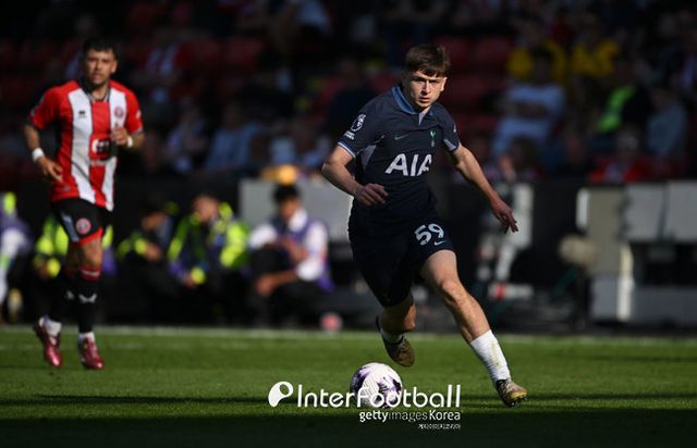 사진=게티 이미지/포스테코글루 감독은 “무어가 준비가 되지 않았다는 주장에 동의하지 않는다. 손흥민의 상태와 함께 지켜보겠다. 오도베르, 히샬리송이 빠졌다. 우리는 제한적이지만 베르너와 무어가 있다. 쿨루셉스키도 측면으로 나올 수도 있다. 몇 가지 옵션이 있지만 우선 손흥민의 상태를 지켜 보겠다”라고 말했다.