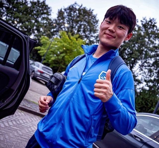 사진=헹크/헹크는 28일(한국시간) 벨기에 헹크에 위치한 세게카 아레나에서 열린 2024-25시즌 벨기에 주필러 프로리그 9라운드에서 메헬렌에 2-1로 이겼다.&nbsp;오현규는 헹크 이적 후 처음으로 멀티골을 기록했고 오현규는 상의 탈의 세리머니를 선보였다.