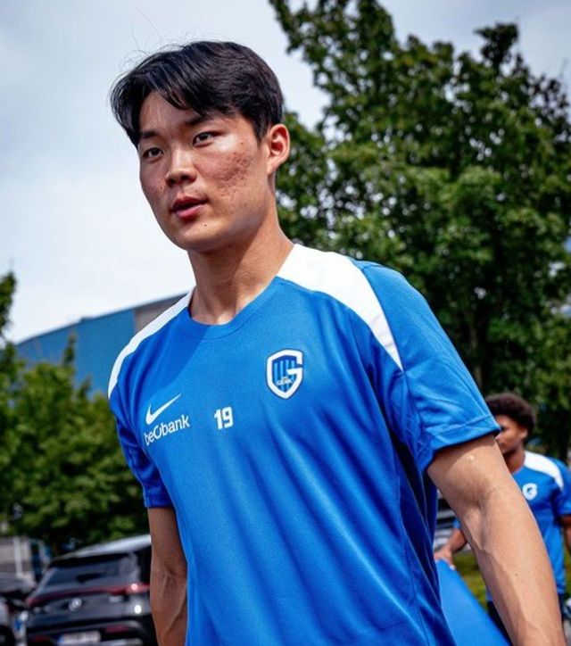 사진=헹크/헹크는 28일(한국시간) 벨기에 헹크에 위치한 세게카 아레나에서 열린 2024-25시즌 벨기에 주필러 프로리그 9라운드에서 메헬렌에 2-1로 이겼다.&nbsp;오현규는 헹크 이적 후 처음으로 멀티골을 기록했고 오현규는 상의 탈의 세리머니를 선보였다.