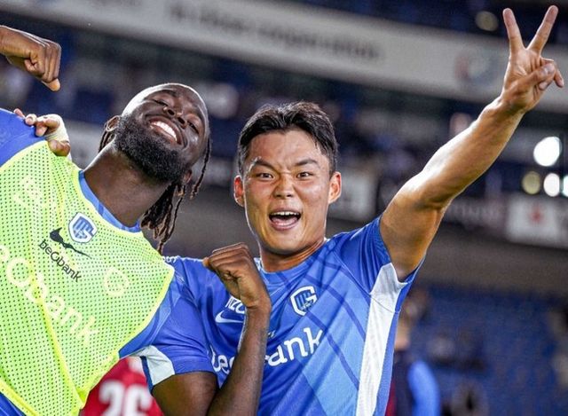 사진=헹크/헹크는 28일(한국시간) 벨기에 헹크에 위치한 세게카 아레나에서 열린 2024-25시즌 벨기에 주필러 프로리그 9라운드에서 메헬렌에 2-1로 이겼다.&nbsp;오현규는 헹크 이적 후 처음으로 멀티골을 기록했고 오현규는 상의 탈의 세리머니를 선보였다.