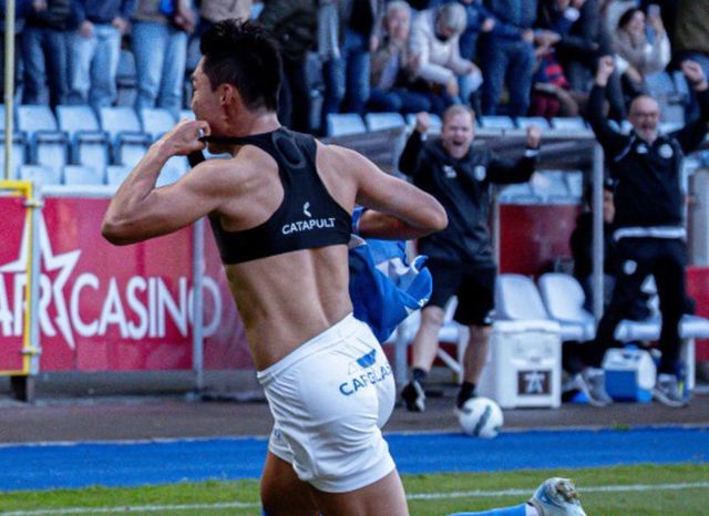 사진=헹크/헹크는 28일(한국시간) 벨기에 헹크에 위치한 세게카 아레나에서 열린 2024-25시즌 벨기에 주필러 프로리그 9라운드에서 메헬렌에 2-1로 이겼다.&nbsp;오현규는 헹크 이적 후 처음으로 멀티골을 기록했고 오현규는 상의 탈의 세리머니를 선보였다.