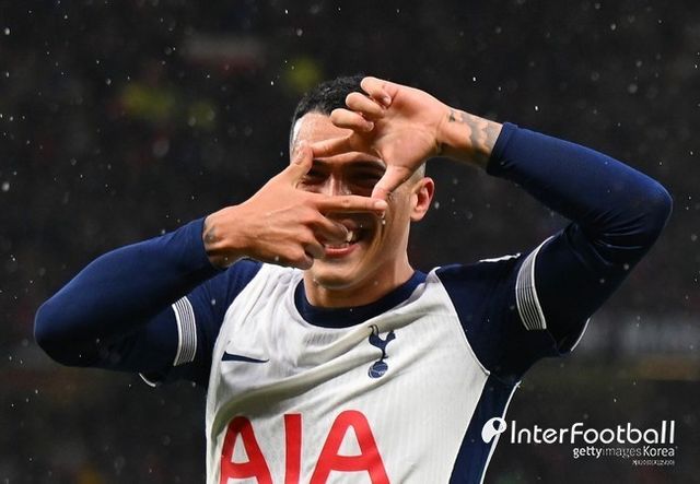 사진=게티 이미지/손흥민이 결장한 가운데&nbsp;토트넘은 30일 오전 12시 30분(이하 한국시간) 영국 맨체스터에 위치한 올드 트래포드에서 열린 2024-25시즌 프리미어리그 6라운드에서 맨유에 3-0으로 승리했다.