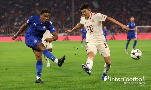 사진=게티 이미지/독일 매체 ‘키커’는 30일(한국시간) 2024-25시즌 분데스리가 5라운드 이주의 팀을 공개했다. 김민재도 이름을 올렸다. 포메이션은 4-2-2-2였고 베냐민 셰슈코, 세루 기라시, 엘리아스 사드, 오마르 마르무시, 투타, 옌스 스타게, 요나스 푀렌바흐, 김민재, 에리크 스미스, 라스무스 크리스텐센, 페테르 굴라치가 선정됐다.