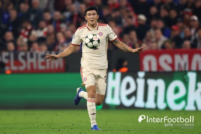 사진=게티 이미지/독일 매체 ‘키커’는 30일(한국시간) 2024-25시즌 분데스리가 5라운드 이주의 팀을 공개했다. 김민재도 이름을 올렸다. 포메이션은 4-2-2-2였고 베냐민 셰슈코, 세루 기라시, 엘리아스 사드, 오마르 마르무시, 투타, 옌스 스타게, 요나스 푀렌바흐, 김민재, 에리크 스미스, 라스무스 크리스텐센, 페테르 굴라치가 선정됐다.