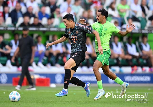 사진=게티 이미지/독일 매체 ‘키커’는 30일(한국시간) 2024-25시즌 분데스리가 5라운드 이주의 팀을 공개했다. 김민재도 이름을 올렸다. 포메이션은 4-2-2-2였고 베냐민 셰슈코, 세루 기라시, 엘리아스 사드, 오마르 마르무시, 투타, 옌스 스타게, 요나스 푀렌바흐, 김민재, 에리크 스미스, 라스무스 크리스텐센, 페테르 굴라치가 선정됐다.