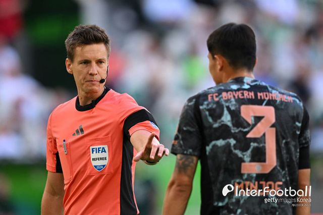 사진=게티 이미지/독일 매체 ‘키커’는 30일(한국시간) 2024-25시즌 분데스리가 5라운드 이주의 팀을 공개했다. 김민재도 이름을 올렸다. 포메이션은 4-2-2-2였고 베냐민 셰슈코, 세루 기라시, 엘리아스 사드, 오마르 마르무시, 투타, 옌스 스타게, 요나스 푀렌바흐, 김민재, 에리크 스미스, 라스무스 크리스텐센, 페테르 굴라치가 선정됐다.