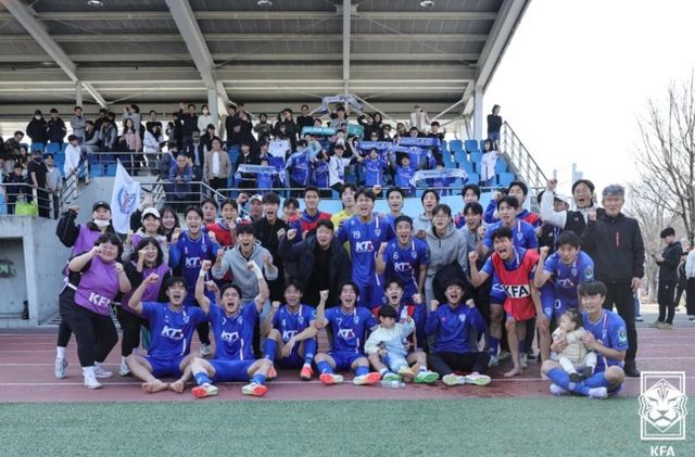 [사진 = 대한축구협회]&nbsp;충북청주(K리그2)를 꺾고 기념사진을 촬영하는 대전코레일(K3) 선수단