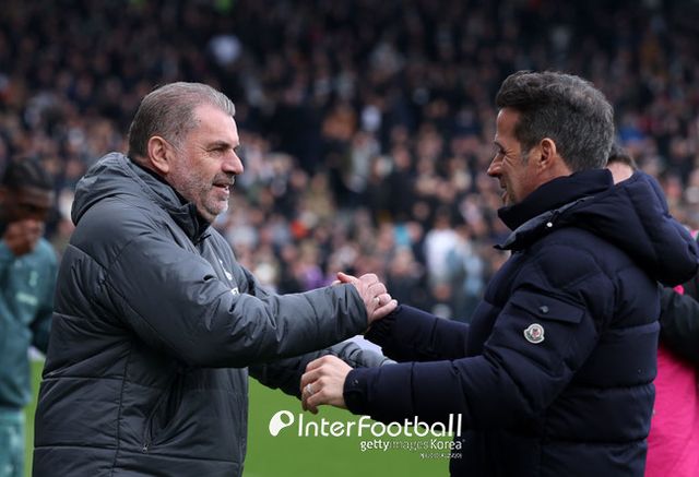 [사진 = 게티 이미지] 인사를 나누고 있는 포스테코글루 토트넘 감독과 마르코 실바 풀럼 감독
