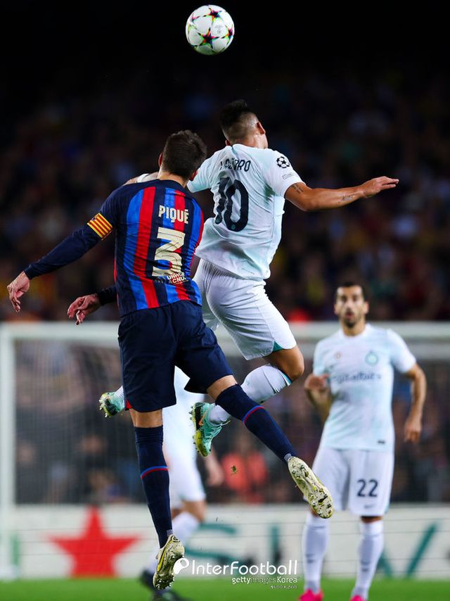 Gerard Pique of FC Barcelona challenges for the ball against Lautaro Martinez of FC Internazionale during the UEFA Champions League group C match between FC Barcelona and FC Internazionale at Spotify Camp Nou on October 12, 2022