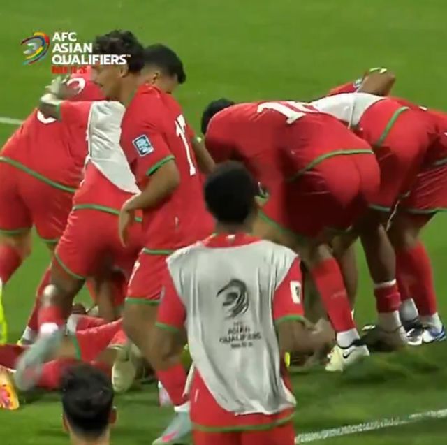 사진 = Asian Qualifiers / 오만이 극적인 페널티킥 동점골에 기뻐하고 있다.