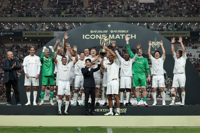 [사진-넥슨 제공] ‘2025 아이콘매치’ 시상식에서 넥슨 박정무 사업부사장이 우승팀 ‘실드 유나이티드’의 주장 퍼디난드와 함께 우승 트로피를 들어올리고 있다.