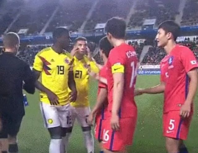 사진 = SNS 캡처 / 하메스의 동료 코르도나의 인종차별 제스처