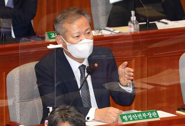 이상민 행정안전부 장관이 8일 국회에서 열린 국회 예산결산특별위원회 종합정책질의에서 의원 질의에 답변하고 있다. ⓒ데일리안 박항구 기자