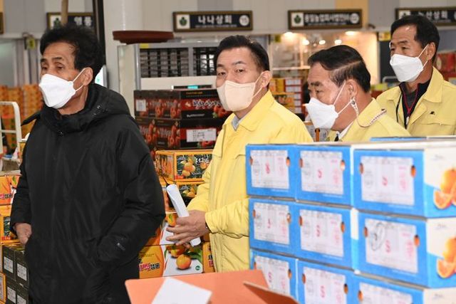 이재준(왼쪽 2번째)수원시장, 이재식(오른쪽 2번째) 수원시의회 부의장이 농수산물도매시장을 점검하고 있다. ⓒ수원시