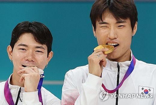 남자 스피드 1,000ｍ 결승에서 금메달을 차지한 최광호와 은메달을 차지한 정철원. ⓒ 연합뉴스