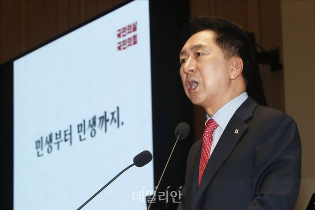 김기현 국민의힘 대표가 지난 달 27일 오전 서울 여의도 국회에서 열린 이재명 더불어민주당 대표 구속영장 기각 관련 국민의힘 긴급 의원총회에서 발언을 하고 있다. ⓒ데일리안 홍금표 기자
