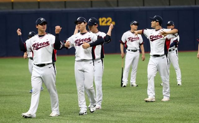 홍콩과 첫 경기를 벌이는 야구대표팀. ⓒ 뉴시스