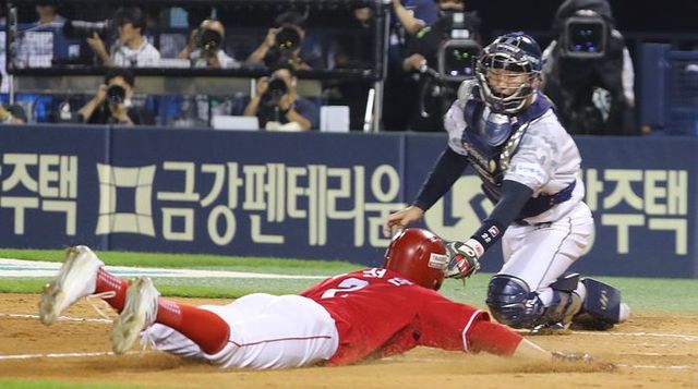 두 차례 정규리그 맞대결을 앞두고 있는 SSG와 두산. ⓒ 뉴시스