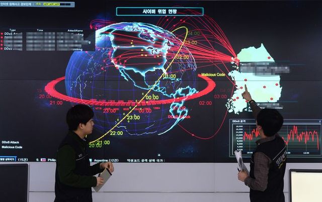 서울 송파구 한국인터넷진흥원(KISA) 인터넷침해대응센터 종합상황실에서 관계자들이 현황판을 살펴보고 있다(자료사진). ⓒ뉴시스