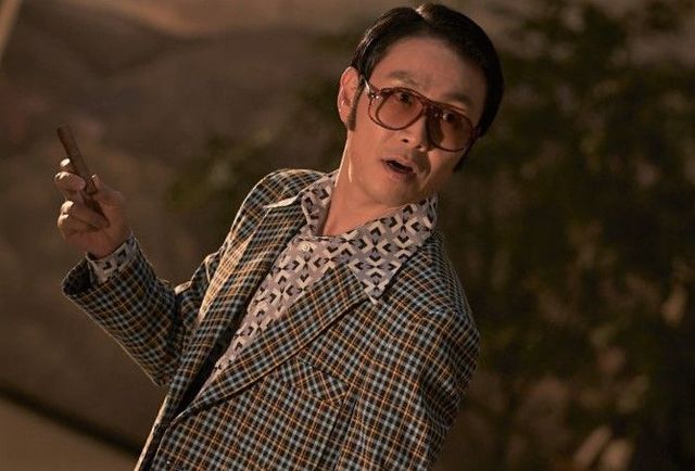 영화 ‘거미집’ 속 톱스타배우 강호세. ‘사랑이 너~무 많은’ 이 남자는 영화 속 영화 ‘거미집’에 남자주인공 호세로 출연하는데, 그 속에서도 부인을 두고 다른 여자를 사랑한다. ⓒ이하 ㈜바른손이앤에이 제공