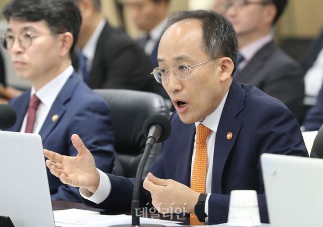 19일 세종시 정부세종청사에서 열린 국회 기획재정위원회의 기획재정부에 대한 국정감사에서 추경호 경제부총리 겸 기재부 장관이 위원 질의에 답변하고 있다. ⓒ뉴시스