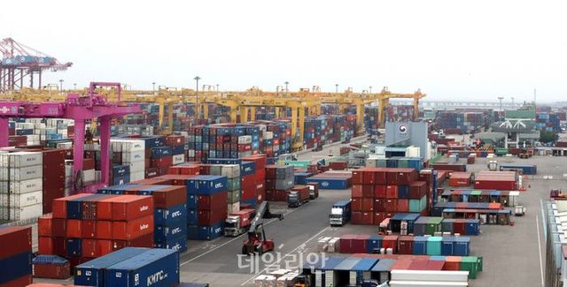 인천 연수구 인천신항 컨테이너 터미널에서 화물차들이 분주하게 움직이고 있다. ⓒ뉴시스